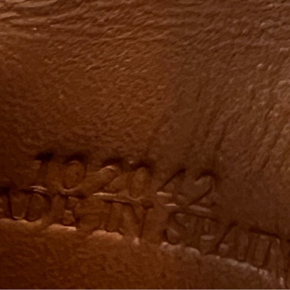 Loewe EUC MINI Leather Heel Pouch comes with box and dust bag - Picture 11 of 12